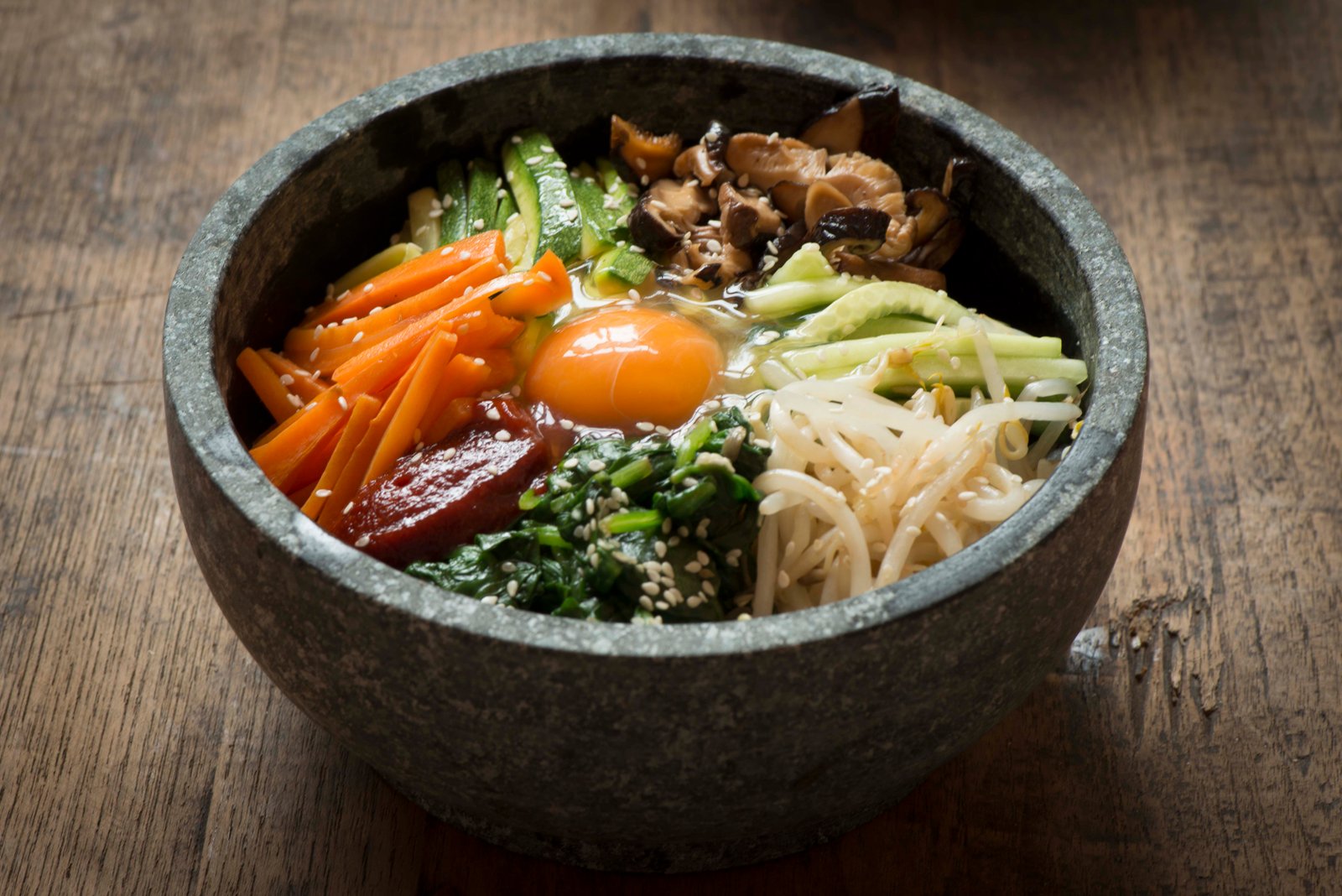 Bibimbap coreano con verduras y huevo
